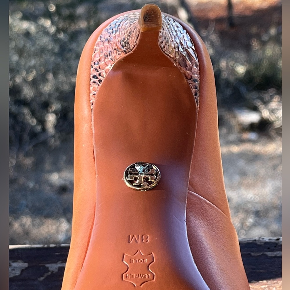 Tory Burch 🔥🔥🔥Rich Tan Leather Leopard Print accent pumps - Picture 7 of 12